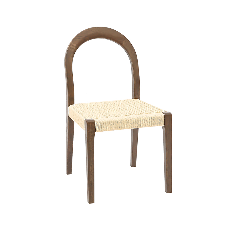 Chaise en bois à base de style tressé