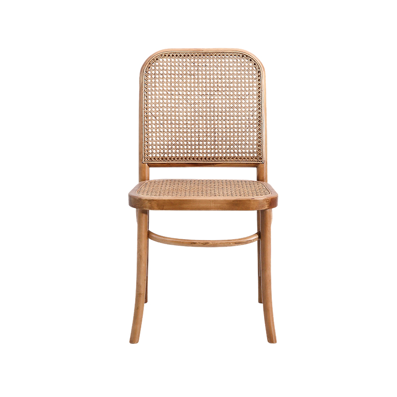 Chaise en bois à base de rotin tressé