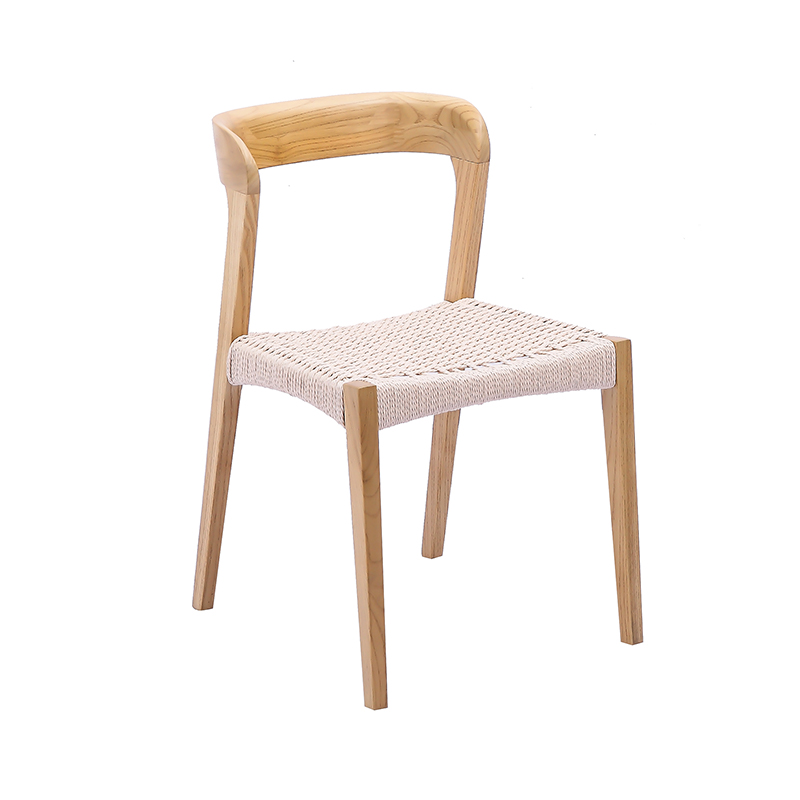 Chaise en bois à base tissée à la main