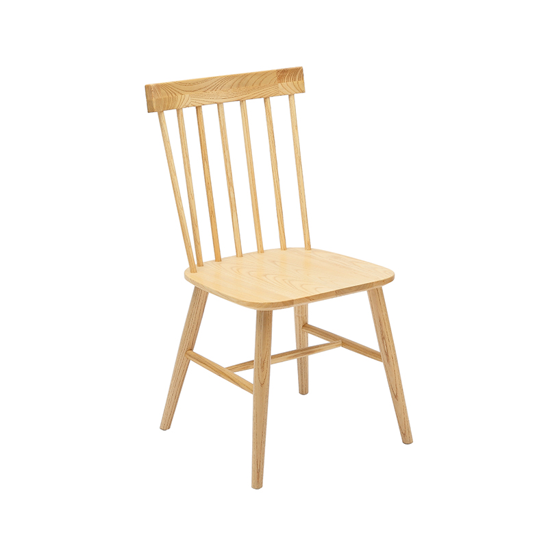 Chaise en bois à dossier fuseau